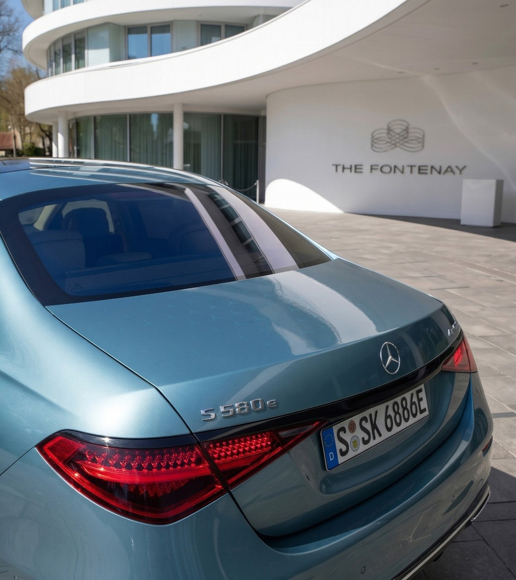 Concept visualisation: S-Class trunk lid with a subtle integrated PV cell pattern
